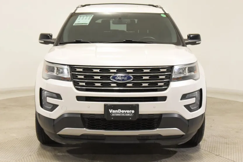 2017 Ford Explorer XLT photo 1