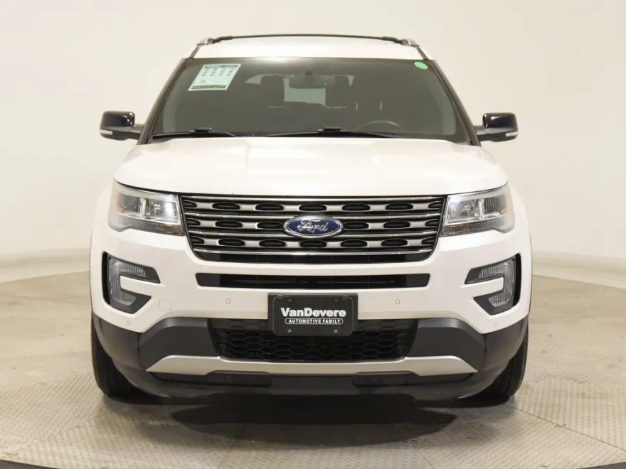 2017 Ford Explorer XLT photo 1