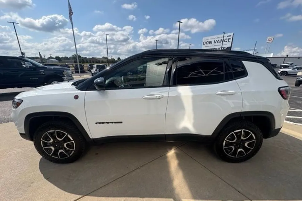 2024 Jeep Compass Trailhawk photo 1