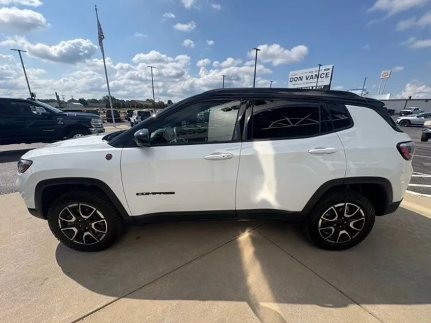 2024 Jeep Compass Trailhawk photo 1