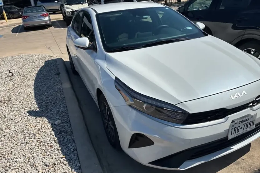 2023 Kia Forte LXS photo 1