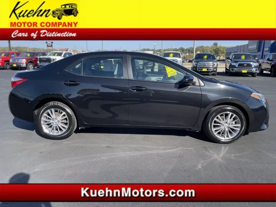 2014 Toyota Corolla LE photo 1
