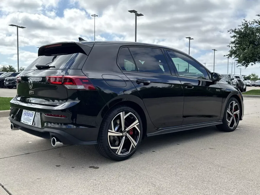 2025 Volkswagen Golf GTI SE photo 1