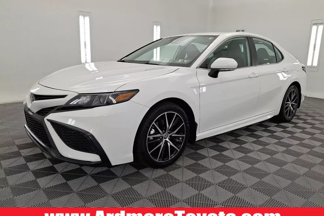 2024 Toyota Camry SE photo 1