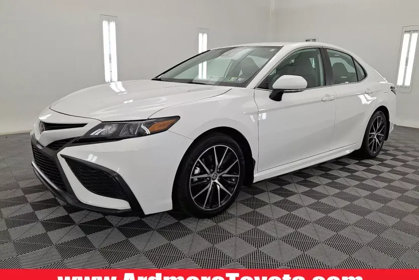 2024 Toyota Camry SE photo 1