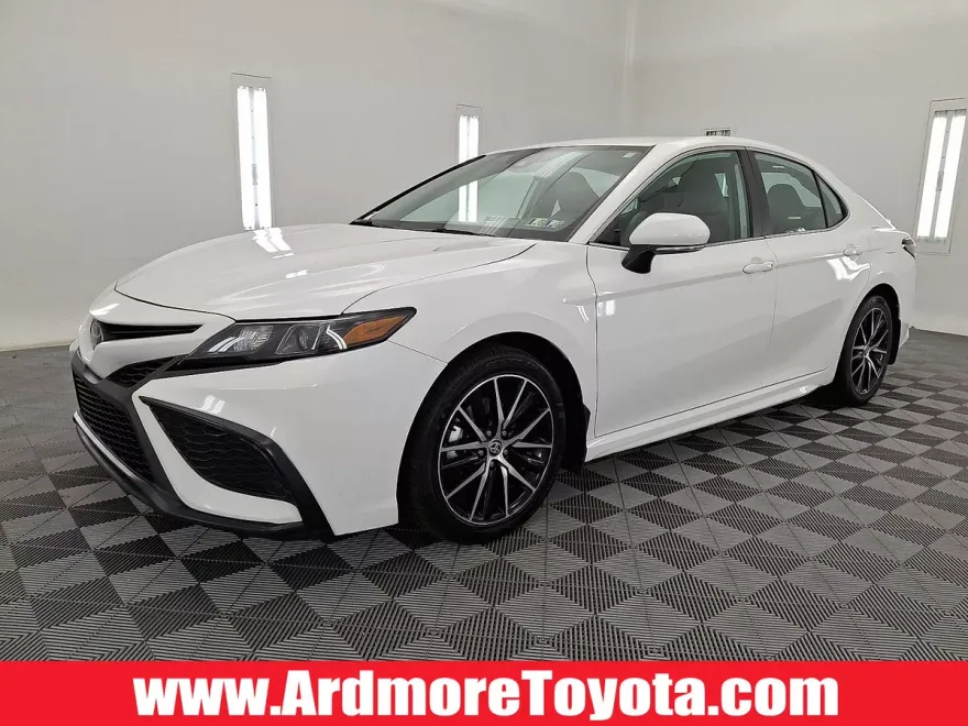 2024 Toyota Camry SE photo 1