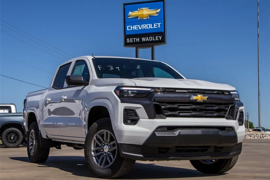 2025 Chevrolet Colorado Work Truck LT photo 1