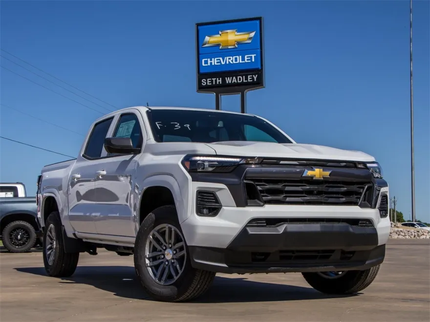 2025 Chevrolet Colorado Work Truck LT photo 1
