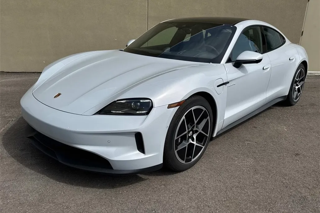 2025 Porsche Taycan photo 1