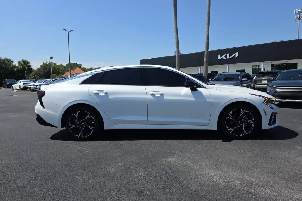 2025 Kia K5 GT-Line photo 1