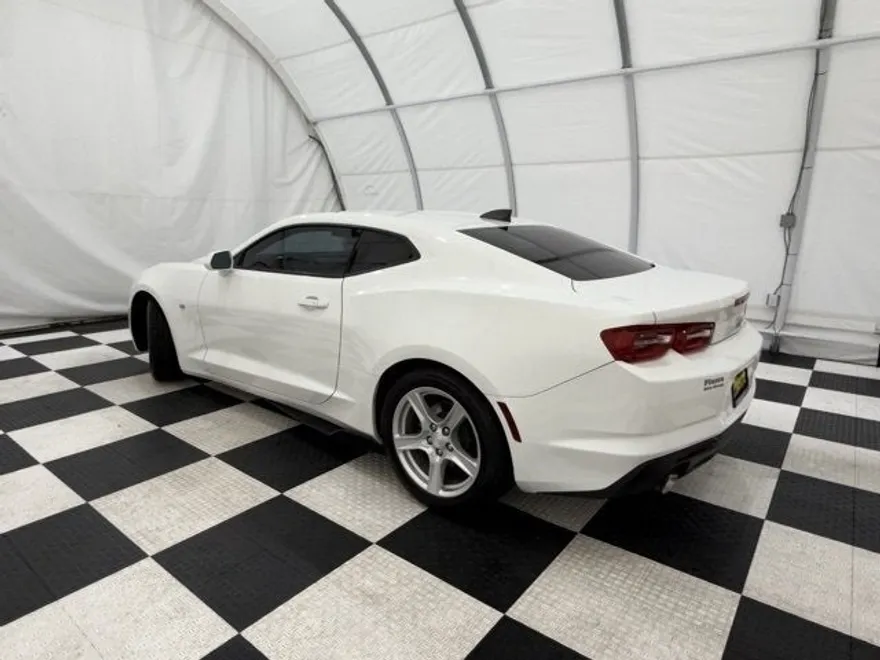 2019 Chevrolet Camaro 1LT photo 1