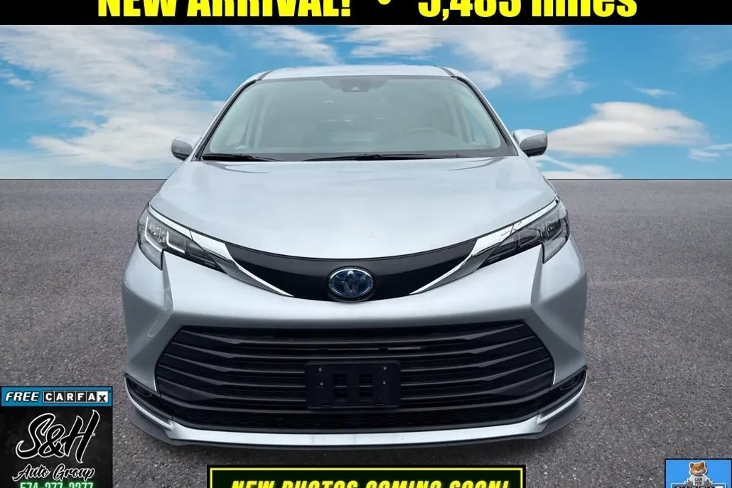 2024 Toyota Sienna LE photo 1