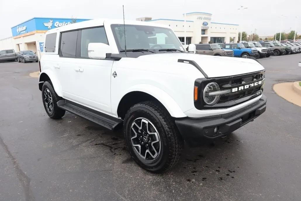 2025 Ford Bronco Outer Banks photo 1