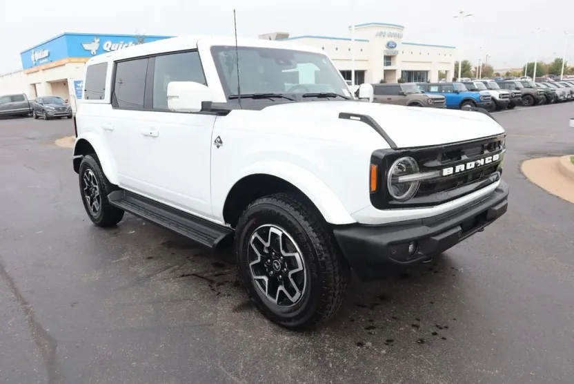 2025 Ford Bronco Outer Banks photo 1