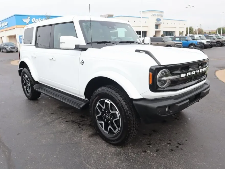 2025 Ford Bronco Outer Banks photo 1