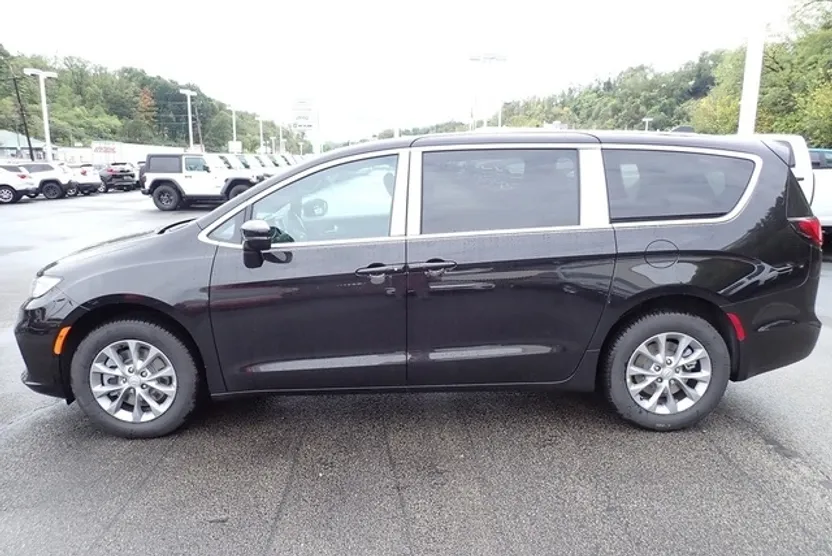 2026 Chrysler Pacifica photo 1