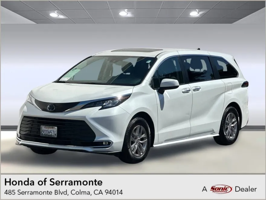 2023 Toyota Sienna XLE photo 1