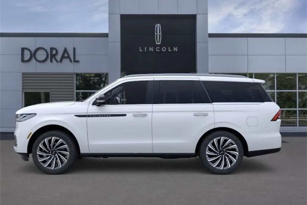 2025 Lincoln Navigator Black Label photo 1