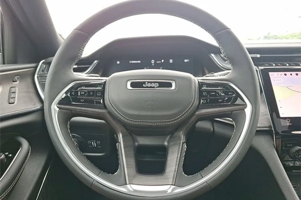2024 Jeep Grand Cherokee Overland photo 1