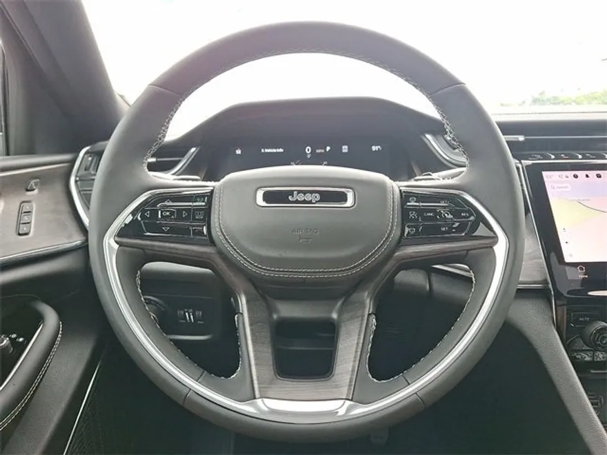2024 Jeep Grand Cherokee Overland photo 1