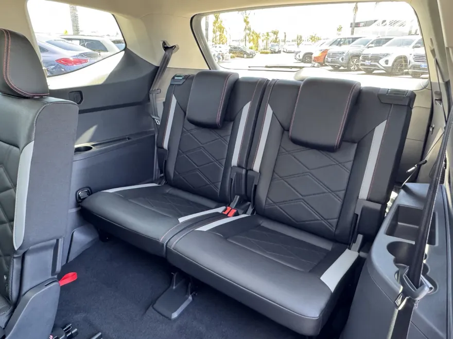 2025 Volkswagen Atlas Peak Edition SE photo 1