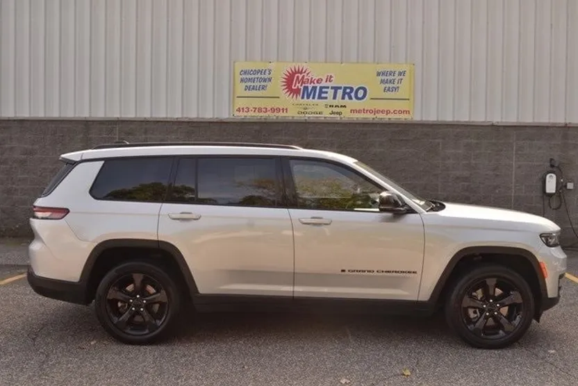 2023 Jeep Grand Cherokee Altitude photo 1