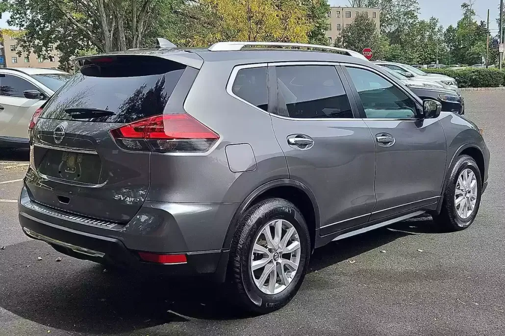 2018 Nissan Rogue SV photo 1