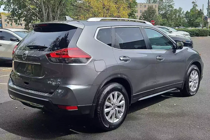 2018 Nissan Rogue SV photo 1
