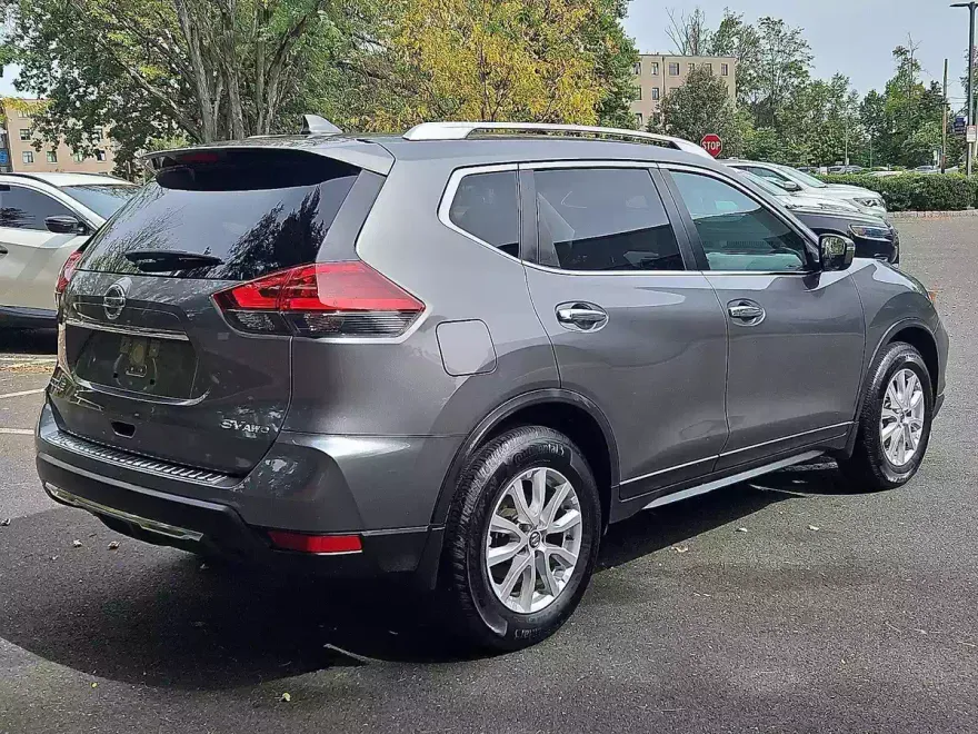 2018 Nissan Rogue SV photo 1
