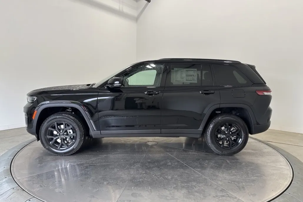 2025 Jeep Grand Cherokee Laredo photo 1