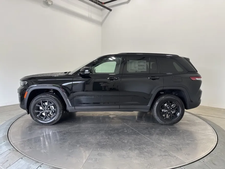 2025 Jeep Grand Cherokee Laredo photo 1