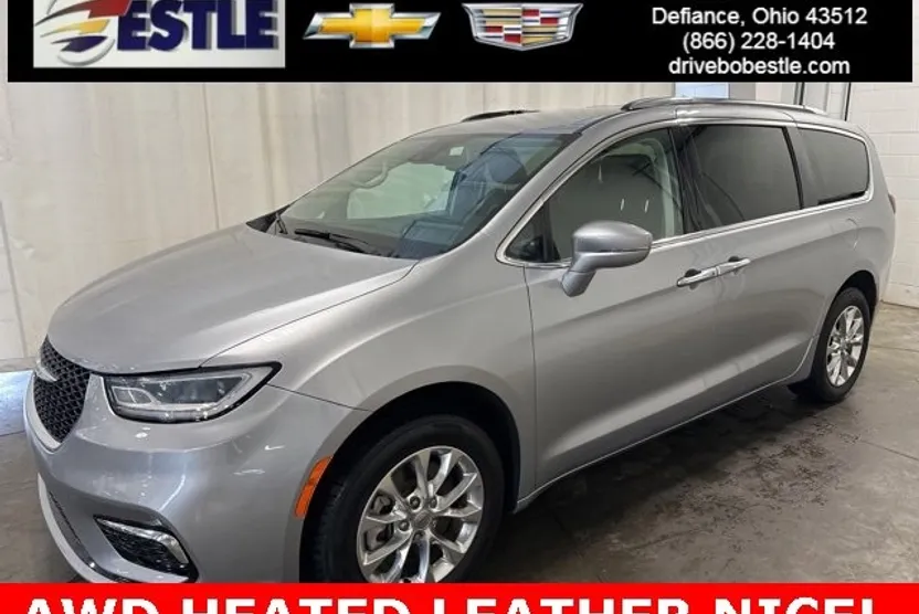 2021 Chrysler Pacifica Touring L photo 1