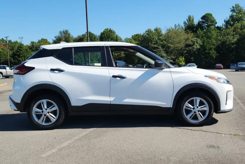 2023 Nissan Kicks S photo 1