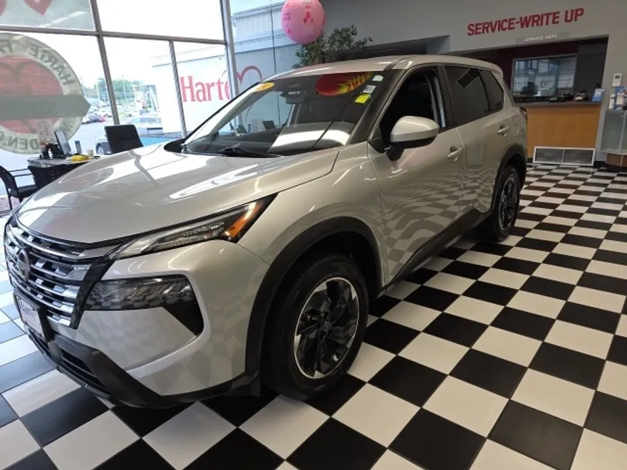 2024 Nissan Rogue SV photo 1