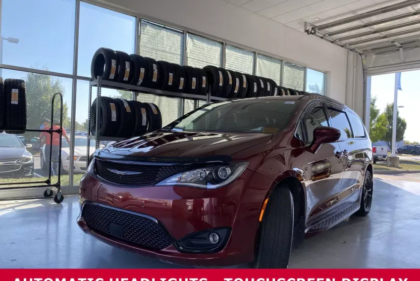 2020 Chrysler Pacifica Touring L photo 1