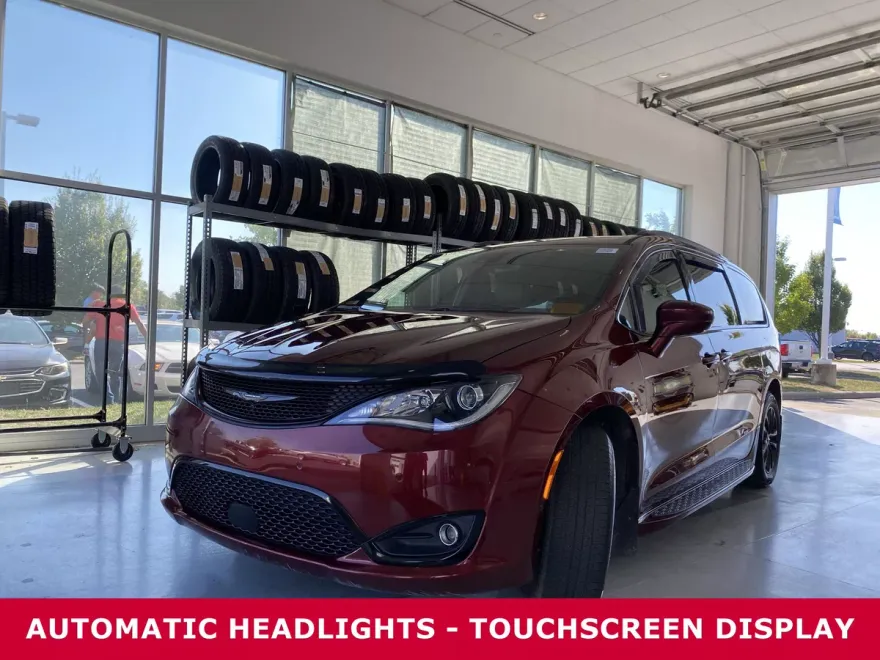 2020 Chrysler Pacifica Touring L photo 1