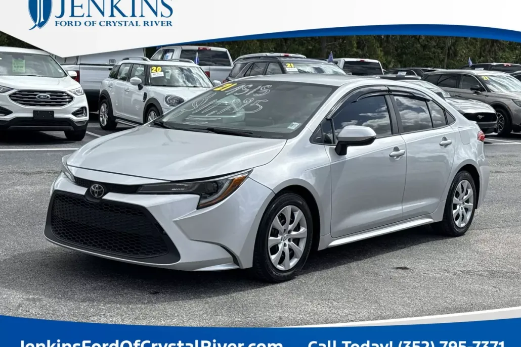 2021 Toyota Corolla LE photo 1