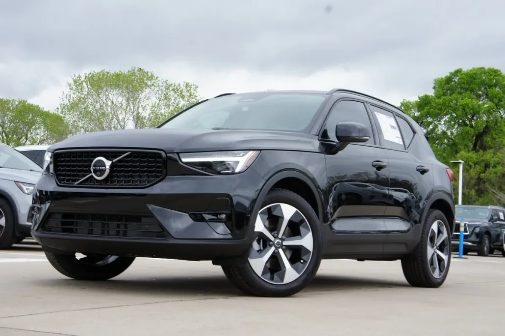2025 Volvo XC40 Plus photo 1