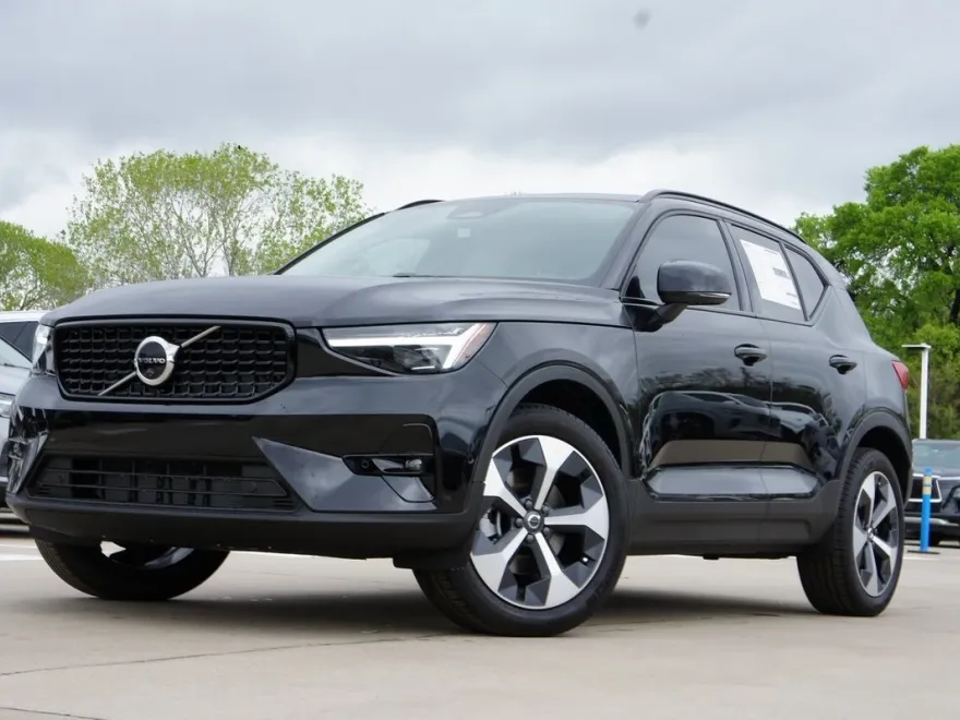 2025 Volvo XC40 Plus photo 1