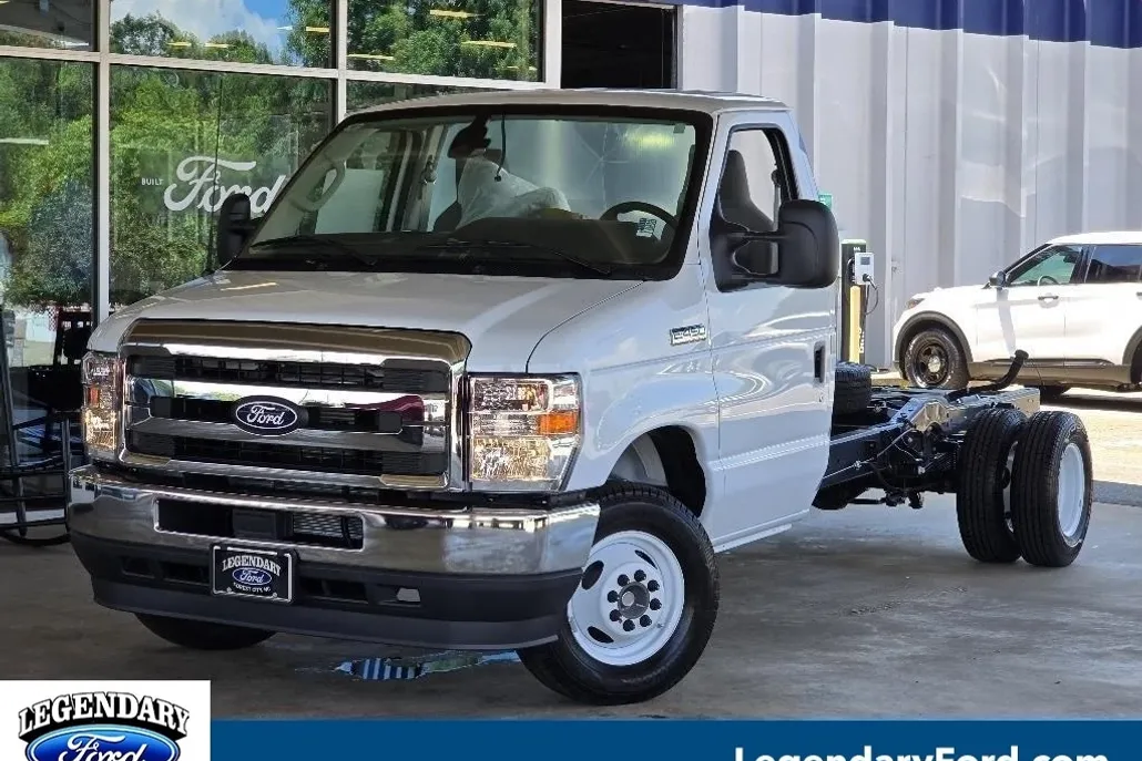 2026 Ford E-450 Cutaway photo 1