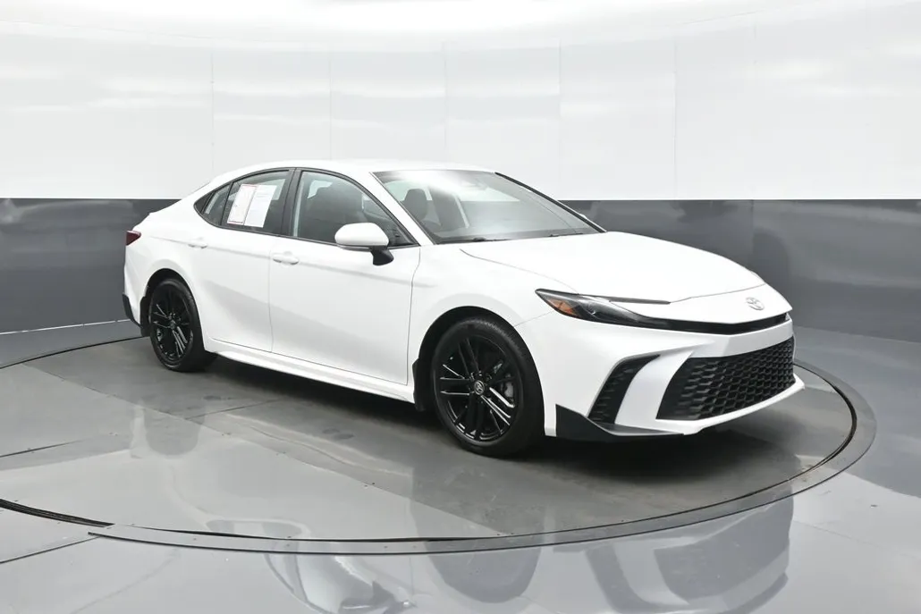 2025 Toyota Camry SE photo 1