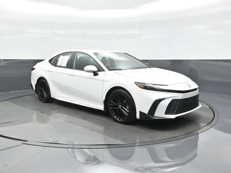 2025 Toyota Camry SE photo 1