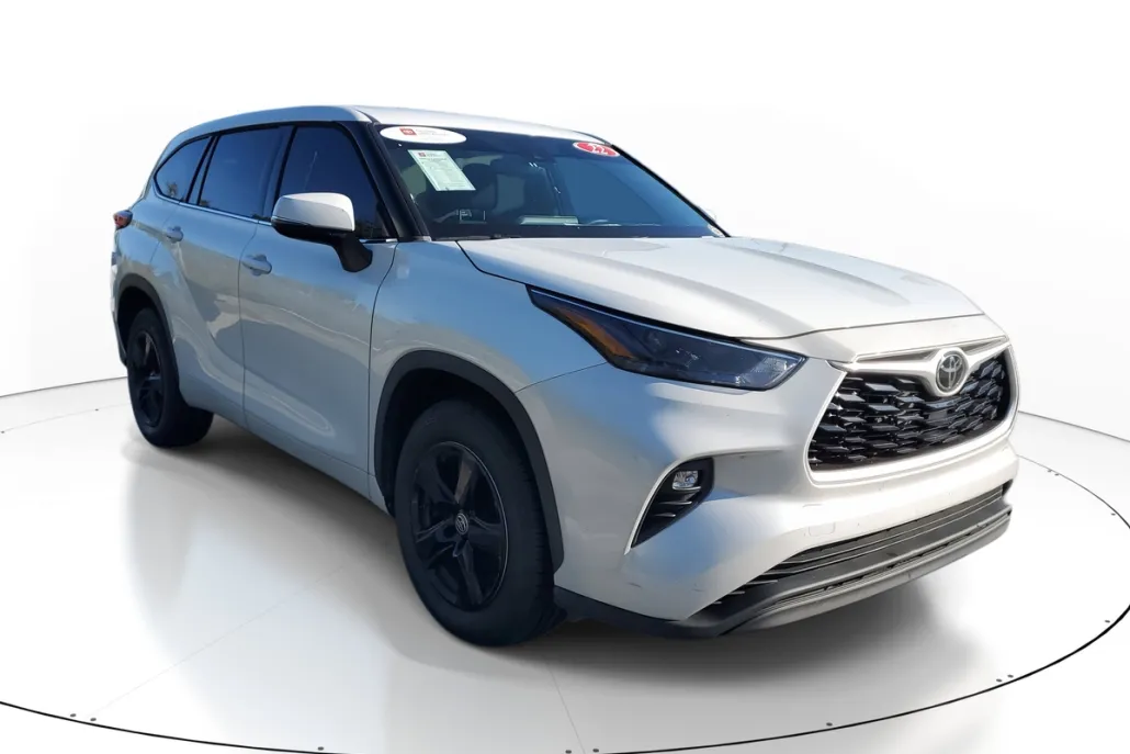 2022 Toyota Highlander LE photo 1