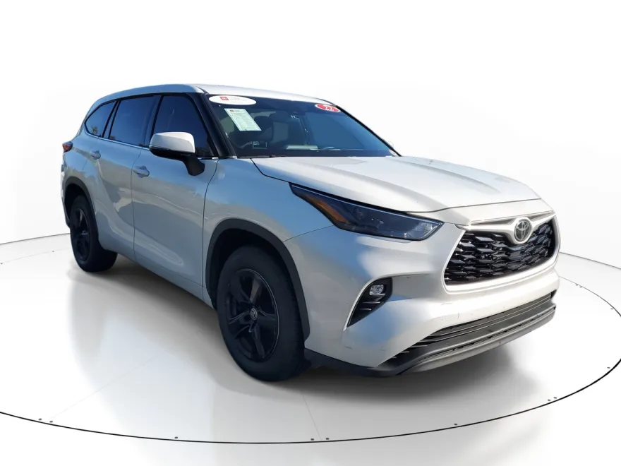 2022 Toyota Highlander LE photo 1