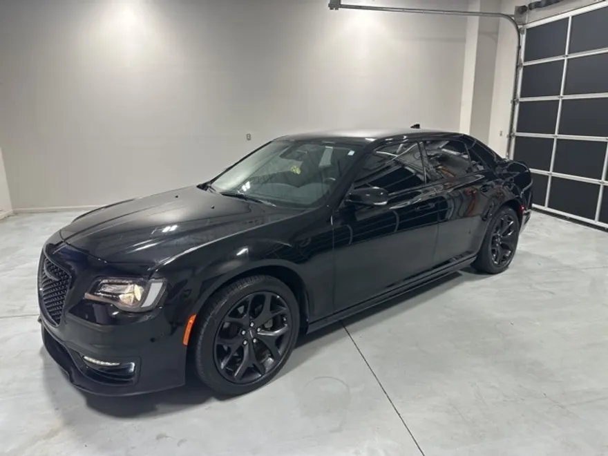 2022 Chrysler 300 Touring L photo 1