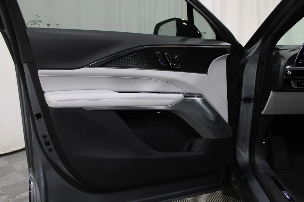 2023 Cadillac Lyriq Luxury photo 1