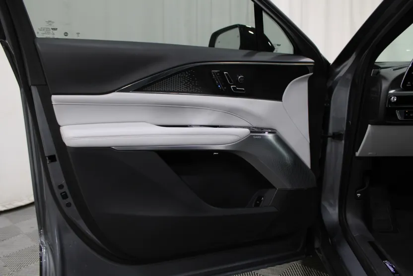 2023 Cadillac Lyriq Luxury photo 1
