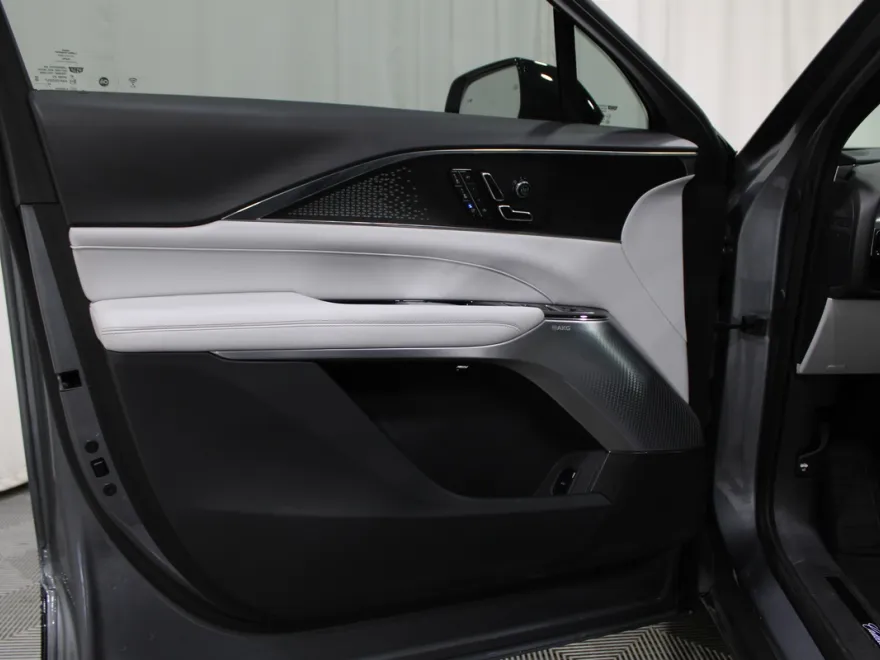 2023 Cadillac Lyriq Luxury photo 1