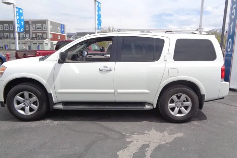 2014 Nissan Armada SV photo 1