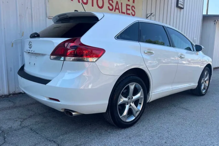 2014 Toyota Venza LE photo 1